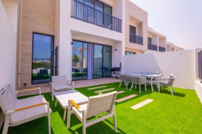 Nasma Luxury Stays - Charming Villa in Al MinaArab with Private Patio